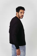 Campera tipo bomber de frisa color azul marino, con cierre frontal y bolsillos laterales.