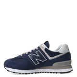 Championes New Balance 574 de color azul marino, con detalles en gris y blanco.