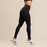 Calza larga color beige, de tiro alto y calce ajustado.