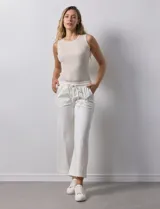 Pantalón jogger negro de corte ancho, con pretina elastizada y lazo de ajuste.