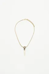 Collar dorado con cadena víbora tubular y dije de cuerno con piedras facetadas.