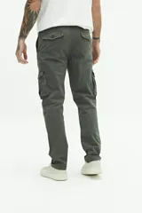 Pantalón cargo color beige, sin puños, con cuatro bolsillos con botón y pasa cintos.