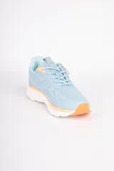 Zapatillas deportivas color celeste con recortes en diferentes texturas y plataforma de 3 cm.