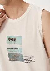 Musculosa celeste con estampa geométrica en el pecho.
