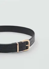 Cinturón negro con hebilla dorada y textura símil cocodrilo.