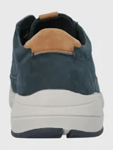 Zapato acordonado de cuero azul marino con detalles en marrón en el talón y la lengüeta. Suela blanca con tecnología Duo-Balance.