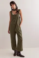 Enterizo largo verde militar de algodón, con tirantes anchos, bolsillos laterales y cierre frontal con cremallera.