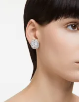 Aros tipo caravanas plateados con circonitas blancas talla octogonal y cristales baguette de talla escalonada.