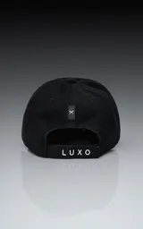 Gorra de béisbol negra, estilo clásico de seis paneles, con visera curva y botón superior. Presenta un tejido de sarga liso.