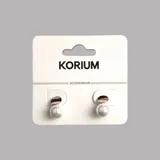 Aros colgantes con un círculo plateado y una perla blanca.