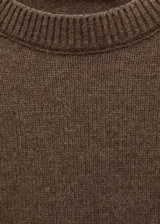 Sweater color crema de tejido de punto grueso con cuello redondo y mangas largas.