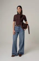 Jean de denim celeste con corte wide leg y tiro alto.