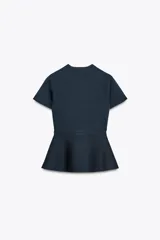 Top azul marino de punto con cuello redondo y manga corta. Tiene corte a la cintura y peplum en el bajo.