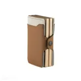 Billetera doble de cuero marrón con detalles en rosa. Cuenta con doble caja de aluminio con sistema de deslizamiento para tarjetas, clip para billetes y espacio adicional para documentos.