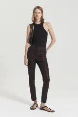 Jean skinny negro de tiro alto con foil rojo metalizado.