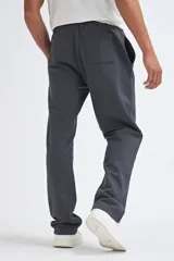 Pantalón deportivo recto gris oscuro.