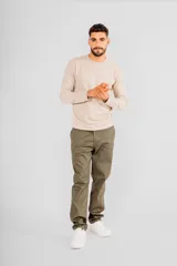 Pantalón chino azul marino de corte recto con bolsillos laterales y traseros.