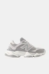 Championes New Balance modelo 9060, color gris con detalles en blanco.
