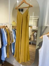 Vestido largo de la marca Purolino confeccionado en 100% lino de color celeste, con escote en V y tirantes finos. Posee un corte holgado y caída fluida.