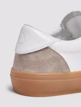 Zapatillas deportivas urbanas Moncler modelo Mónaco, color blanco con detalles en gris y suela de goma color caramelo.