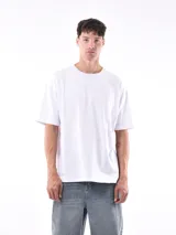 Remera blanca de corte oversized y mangas cortas.