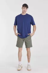 Bermuda de gabardina color gris oscuro, corte chino, con bolsillos laterales y traseros.