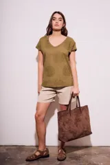 Remera color verde oliva con cuello en V y bordado de flores.