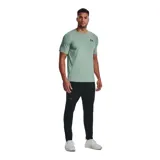 Remera celeste de Under Armour, corte clásico, mangas cortas y logo estampado en el pecho.