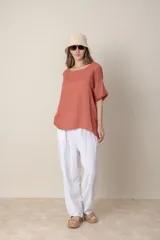 Blusa italiana de lino color blanco, de corte suelto con detalle de calado en hombros y mangas.