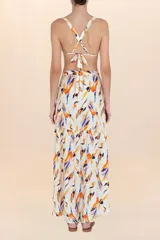 Falda pareo larga de caída fluida, con estampado abstracto en tonos naranja, azul y rosado sobre fondo blanco. Diseño cruzado con amarre lateral y corte asimétrico con volado.