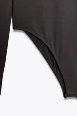 Body negro de poliamida con cuello redondo, corte ajustado y mangas largas. Cierre inferior con broches a presión.