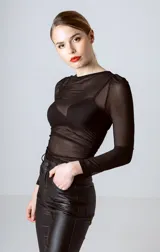 Top de tul con estampado abstracto en tonos marrones y grises, de mangas largas y cuello redondo.