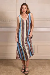 Vestido largo con estampado vertical en tonos marrón, azul y beige, con escote en V y espalda baja en V.