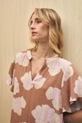 Vestido corto con estampado paisley en tonos azules y beige, escote en V y mangas cortas con volados.