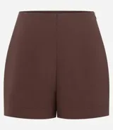 Short negro de tiro alto, corte recto y corto, con cierre lateral de cremallera.