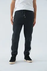 Pantalón de jogging gris oscuro de felpa con puños, cintura ajustable con cordón y logo estampado en la pierna.