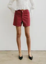 Short de denim color borgoña, de tiro medio y corte recto.