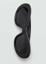 Lentes de sol ovalados con montura de pasta color negro y cristales grises.