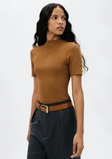 Camiseta verde claro de tela acanalada, con cuello alto y mangas cortas.