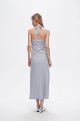 Vestido midi negro de poliéster, con breteles finos, escote halter y corte ajustado al cuerpo.