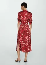 Vestido camisero midi con estampado abstracto en tonos rojo y beige, cuello camisero, manga larga y lazo ajustable en la cintura.