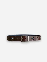 Cinturón de cuero color chocolate con tachas plateadas y apliques turquesa con forma de flor. Hebilla metálica plateada.