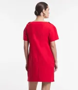 Vestido corto rojo de lino, con cuello redondo, mangas cortas abullonadas y detalle de botones en los hombros.
