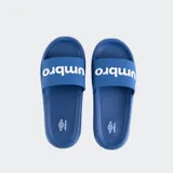 Ojotas tipo slide Umbro Twise, color azul vibrante, con tira ancha que lleva el logo de Umbro en relieve en color blanco.