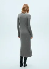 Vestido midi negro de tejido de punto acanalado, con cuello alto y mangas largas.