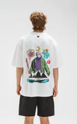 Remera blanca de corte oversize con estampa en la espalda de Jason Voorhees de Viernes 13, con el logo de Canalla en la parte superior.
