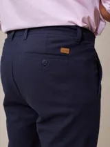 Pantalón chino azul marino de algodón y lino, con corte recto y bolsillos laterales.