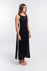 Vestido largo de tejido calado color negro, con breteles finos y corte recto con aberturas laterales.