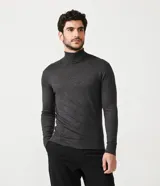 Buzo de hombre, modelo slim, de manga larga, liso, con cuello alto. Marca Request, tejido de viscosa.