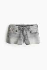 Shorts mini de denim gris con cintura clásica y cierre con botón. Modelo con bolsillos delanteros, bolsillos atrás con solapa y botón, bolsillo monedero y bajo sin rematar.